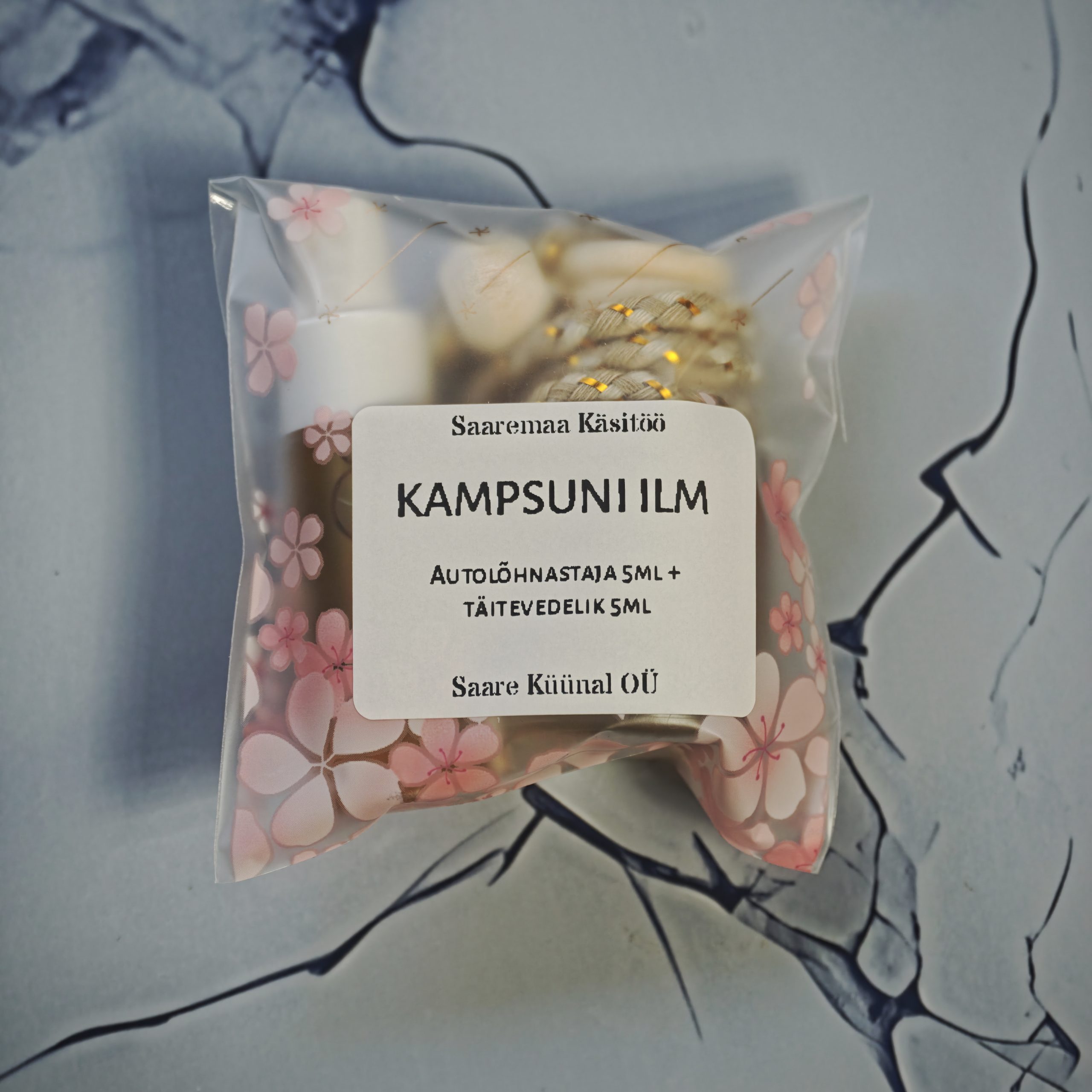 Kampsuni Ilm autolõhnastaja ja täitevedeliku komplekt lillelise pakendiga